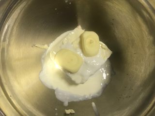 10、红丝绒巧克力淋面蛋糕,晾蛋糕片或烤蛋糕片的时候就可以开始做奶酪馅：奶酪软化，加入夹心的所有材料。