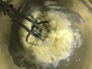 11、红丝绒巧克力淋面蛋糕,先手动搅打融合。