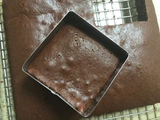 13、红丝绒巧克力淋面蛋糕,晾好的蛋糕片用模具压出喜欢的形状大小。