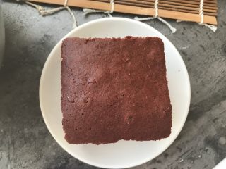 14、红丝绒巧克力淋面蛋糕,放一片蛋糕片在容器上。