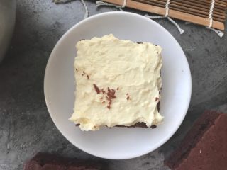 15、红丝绒巧克力淋面蛋糕,抹上一层奶酪酱。