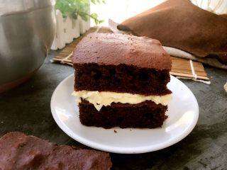 16、红丝绒巧克力淋面蛋糕,再盖上一层。