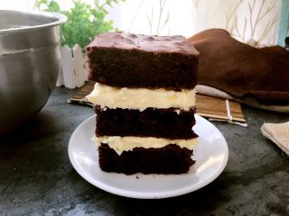 17、红丝绒巧克力淋面蛋糕,再抹一层奶酪酱盖一层蛋糕片。