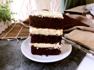 18、红丝绒巧克力淋面蛋糕,无论几层，最后一层上面也抹上奶酪酱。