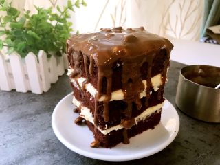 20、红丝绒巧克力淋面蛋糕,甘那许晾至差不多40度，比较粘稠的液体，用勺子沿四周一点点淋下来。最后再填满中间部分。