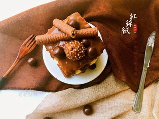 21、红丝绒巧克力淋面蛋糕,上面摆上装饰。