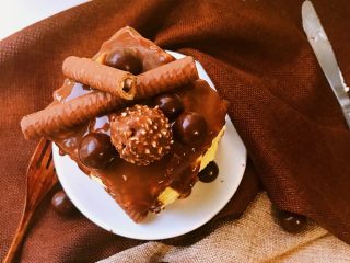 23、红丝绒巧克力淋面蛋糕,美味出炉。