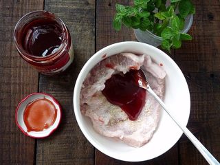 2、叉烧酥,叉烧酱放在肉内