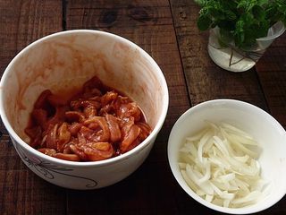 3、叉烧酥,肉取出切小条（腌的肉我只用一半做叉烧酥），洋葱争小条