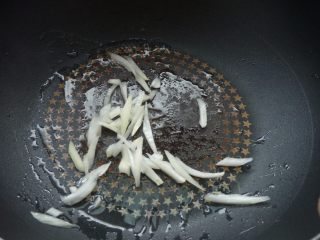 4、叉烧酥,热锅，下1小匙茶籽油爆小许洋葱丝