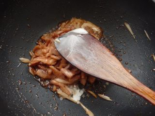 7、叉烧酥,生粉水倒入肉丝内，小火收干