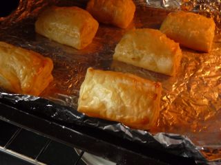 10、叉烧酥,放进180度的烤箱里,烤20分钟即可