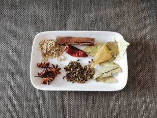 2、盐焗花生米,香辛料准备好