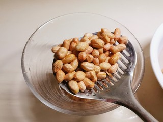 4、盐焗花生米,捞出备用