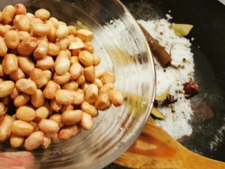 8、盐焗花生米,放入清洗过的花生仁