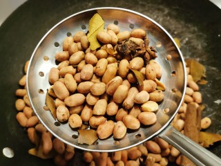 14、盐焗花生米,用大孔漏铲过滤掉盐粒  捞出花生仁