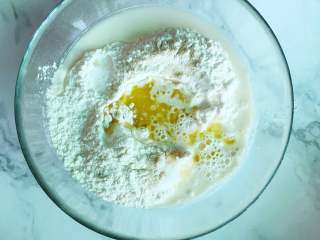 1、鲜虾鸡肉披萨,将面粉，糖，盐，酵母，温水，油全部倒入面盆中和匀。