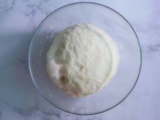 2、鲜虾鸡肉披萨,面团放置温暖湿润的地方发酵至两倍大。