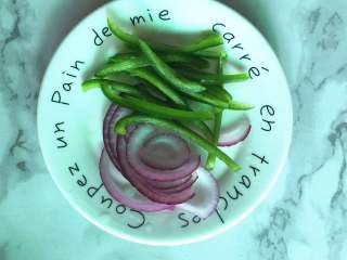 3、鲜虾鸡肉披萨,青椒和洋葱分别切丝