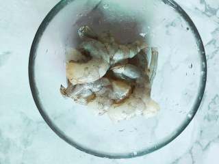 4、鲜虾鸡肉披萨,海虾去虾线剥壳，加柠檬汁黑胡椒，盐腌好