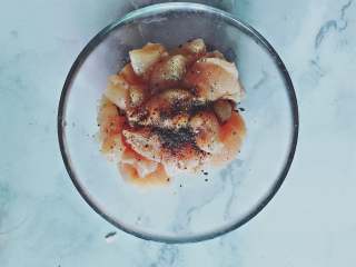 5、鲜虾鸡肉披萨,鸡里脊切小块，加盐、柠檬汁、黑胡椒腌制入味