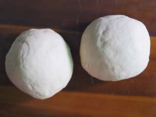 6、鲜虾鸡肉披萨,将发酵好的面团分成两份