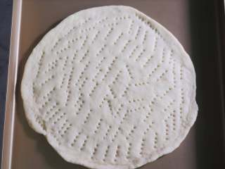 7、鲜虾鸡肉披萨,拿一个面团，擀圆，用叉子戳满小孔