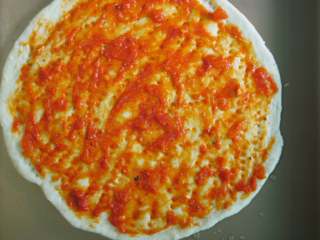 8、鲜虾鸡肉披萨,涂一层番茄酱