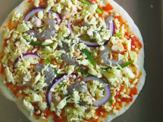 10、鲜虾鸡肉披萨,最后撒一层芝士，烤箱预热200度烤15分钟