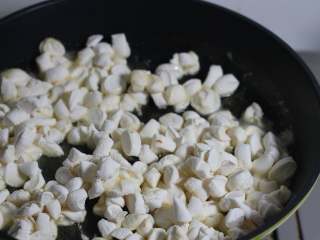 2、雪花酥,放入棉花糖，一定用最小火，慢慢融化棉花糖