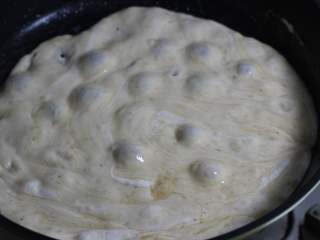 3、雪花酥,用刮刀翻拌棉花糖，让它与黄油慢慢的融合到一起