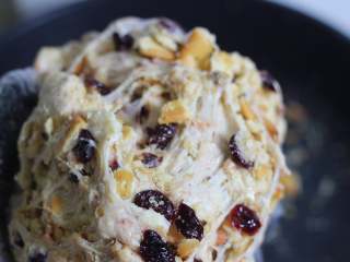 6、雪花酥,带防烫手套，外边再套一双一次性手套！因为这时候锅内的糖已经不是特别烫，将棉花糖和坚果饼干的混合物放手中多翻几次，让融化的糖彻底的包住苏打饼干和坚果