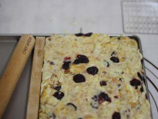 7、雪花酥,趁糖尚有余温的时候，放入盘中整形