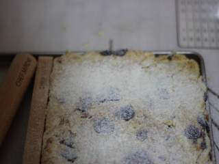 8、雪花酥,用粉筛筛一层奶粉