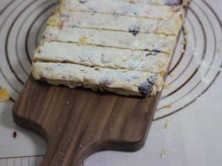 9、雪花酥,切糖的时候一定要趁热切，先横着切成宽度一样的横条