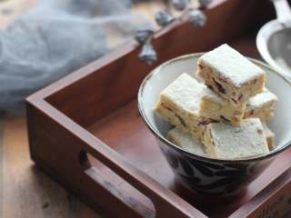 11、雪花酥,最后再筛一层奶粉即可