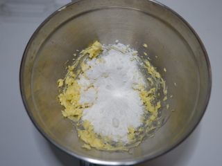 2、趣多多饼干,加入糖粉