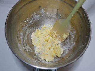 3、趣多多饼干,先用刮刀拌匀。