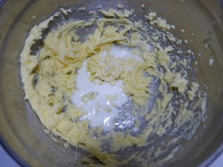 6、趣多多饼干,加入一半牛奶打发均匀。