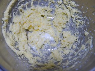 7、趣多多饼干,在加入另一半牛奶打发均匀，即分两次加入牛奶搅打均匀。