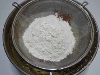 8、趣多多饼干,将可可粉，玉米淀粉，低筋面粉混合