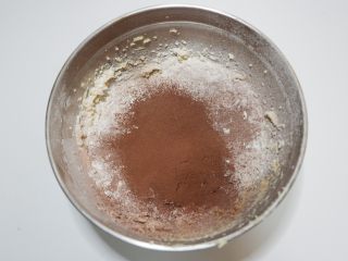 9、趣多多饼干,一起过筛到黄油中