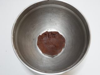 11、趣多多饼干,在用手揉成一个光盆的面团。是光盆，不是光滑，就是盆上没有面粉啦。