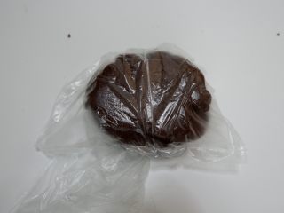 12、趣多多饼干,保鲜膜包起来。放入冰箱冷藏30分钟。