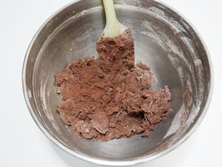 10、趣多多饼干,先用刮刀压拌至无干粉的状态