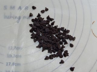 13、趣多多饼干,将耐烘烤可可豆倒出来。