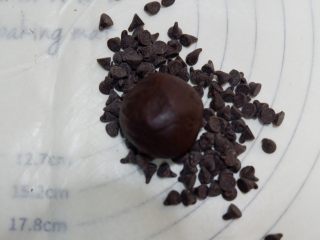 14、趣多多饼干,取10克可可面团。在可可豆上粘一下。