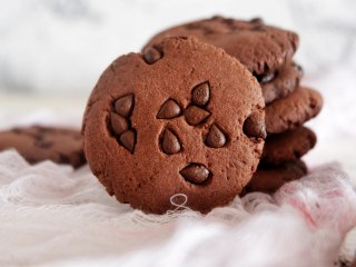 19、趣多多饼干,烤好的饼干取出，放在烤网上晾至室温密封保存即可。