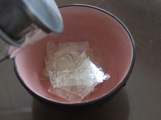 1、惊喜玫瑰马卡龙,把吉利丁片在水里泡5分钟