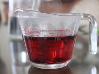 2、惊喜玫瑰马卡龙,用开水泡玫瑰茶